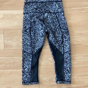 LULULEMON Outrun Crop Black Lace Mesh Print Size 6